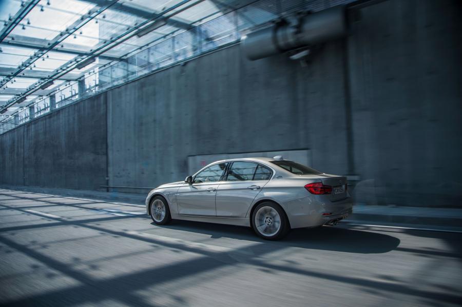  BMW 330e (F30) 2016 года  (WW) (фото 37 из 40)